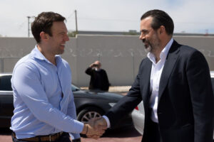 Στέφανος Κασσελάκης: Επίσκεψη στη μονάδα φαρμακευτικής κάνναβης της Tikun Olam