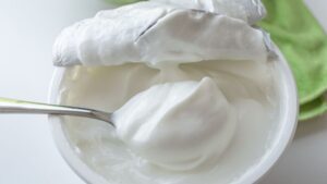 Το γιαούρτι συνδέεται με χαμηλότερο κίνδυνο ορισμένων τύπων καρκίνου του παχέος εντέρου
