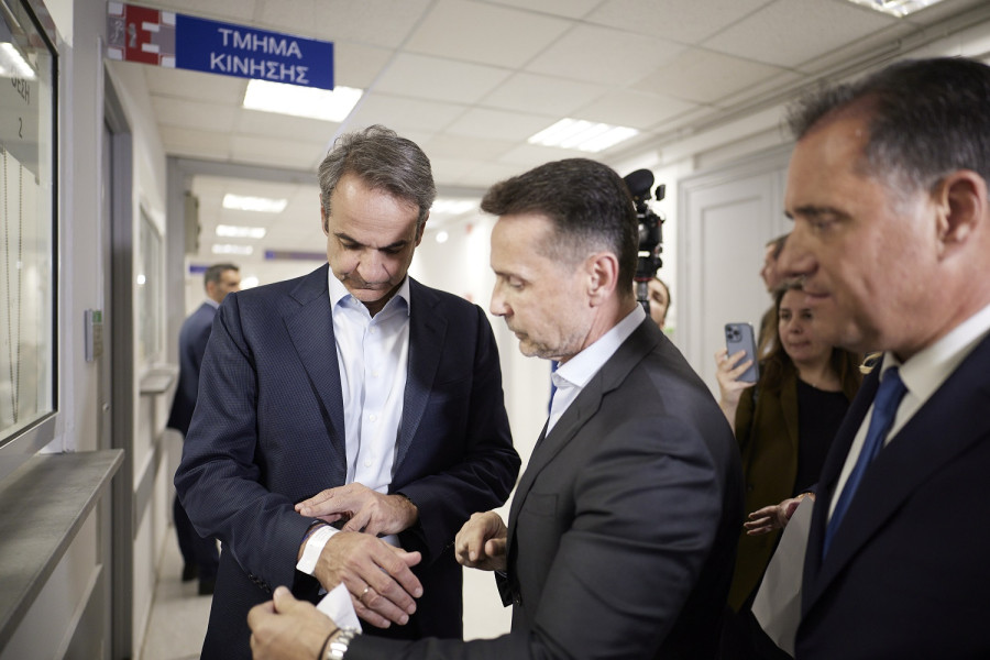 Ευαγγελισμός: Ο πρωθυπουργός επισκέφθηκε το ΤΕΠ και δοκίμασε το «βραχιολάκι» ιχνηλάτησης