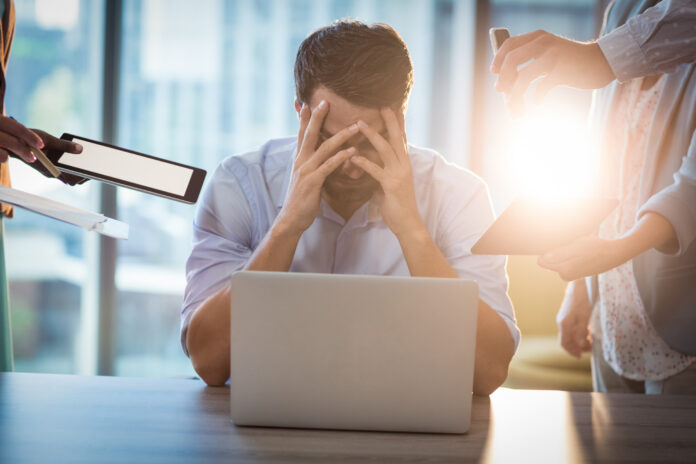 Burnout: 10 σημάδια ότι η δουλειά σας εξαντλεί και σας καταρρακώνει