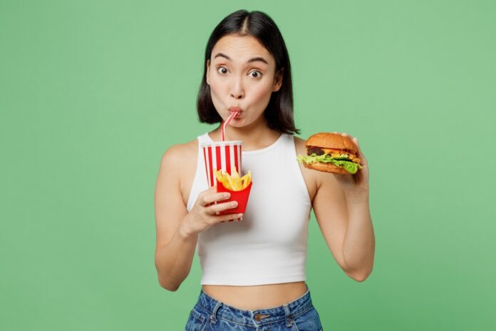 Έρευνα αποκαλύπτει πώς το junk food επιβαρύνει τον εγκέφαλο και τη μνήμη