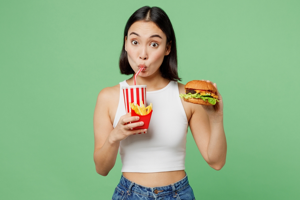 Έρευνα αποκαλύπτει πώς το junk food επιβαρύνει τον εγκέφαλο και τη μνήμη