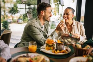 Mindful dating: Πώς θα γνωρίσετε ανθρώπους για ουσιαστικές σχέσεις και όχι μόνο για «matches»