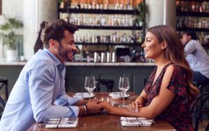 Crush anxiety: Νίκησε το κοκκίνισμα – Γιατί παραλύουμε όταν μας ελκύει κάποιος;