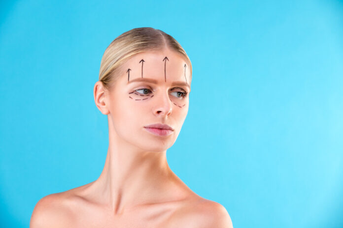 Βελονισμός προσώπου: Το «φυσικό Botox» που λατρεύουν η Kim Kardashian και η Gwyneth Paltrow