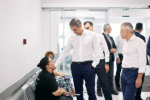 ΚΑΤ: Η επίσκεψη Μητσοτάκη στο νοσοκομείο με 15.000 χειρουργεία τον χρόνο