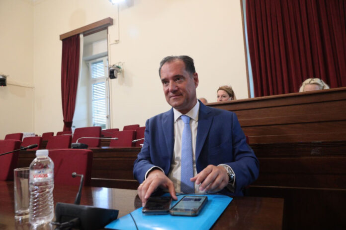 Γεωργιάδης: Απαγορεύεται πλέον στα ανήλικα να αγοράζουν τσιγάρα για τους γονείς