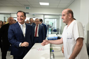 Γεωργιάδης: Η αναμονή στο «Γεννηματάς» έφτασε τις 5 ώρες και 56 λεπτά στη μεγάλη εφημερία