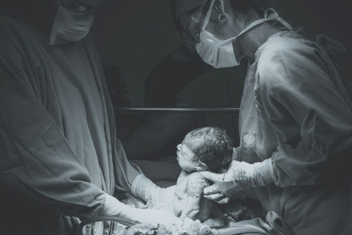 FirstSteps: Γιατί αποσύρεται από τη συμφωνία με το Υπουργείο Υγείας για τον νεογνικό έλεγχο