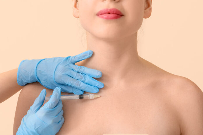 Botox για τον λαιμό: Η θεραπεία για τις ρυτίδες από το tech neck