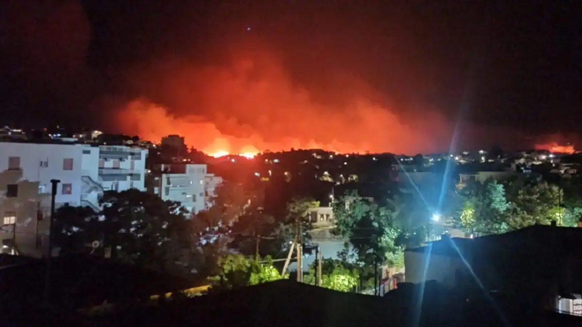 Χίος: Η φωτιά μαίνεται ανεξέλεγκτη – Οι οδηγίες του ΕΟΔΥ για προστασία από τον καπνό