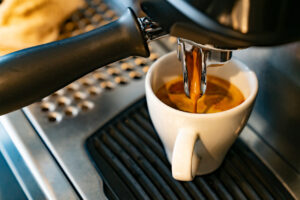 Καφές: Τι δείχνουν οι μελέτες για τα οφέλη του στην υγεία και γιατί μας γοητεύουν