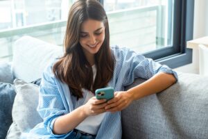 Νέα έρευνα: Millennials και Gen Z προτιμούν τα μηνύματα από τις συνομιλίες από κοντά