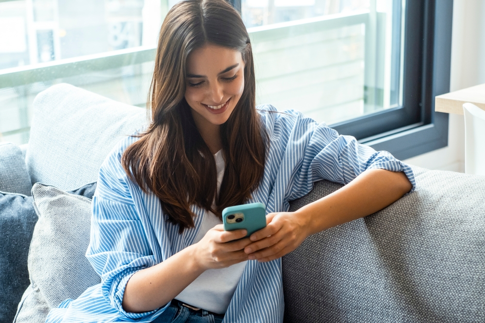 Νέα έρευνα: Millennials και Gen Z προτιμούν τα μηνύματα από τις συνομιλίες από κοντά