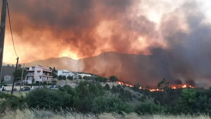 Χίος: Η φωτιά μαίνεται ανεξέλεγκτη – Οι οδηγίες του ΕΟΔΥ για προστασία από τον καπνό
