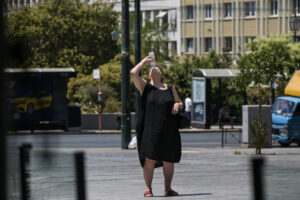 ΠΟΥ στην Ελλάδα: Οδηγίες για τον καύσωνα και τρόπους να διατηρούμε δροσερό το σώμα και το σπίτι