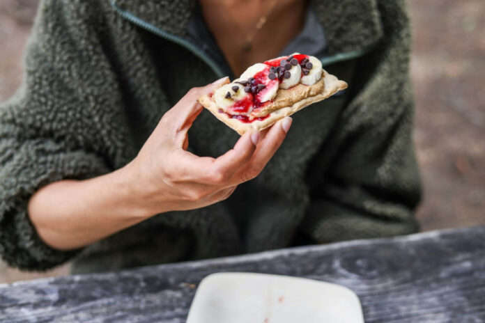 Crispbreads: Τι προσφέρουν στη διατροφή μας και εννέα ιδέες για γευστικές δημιουργίες