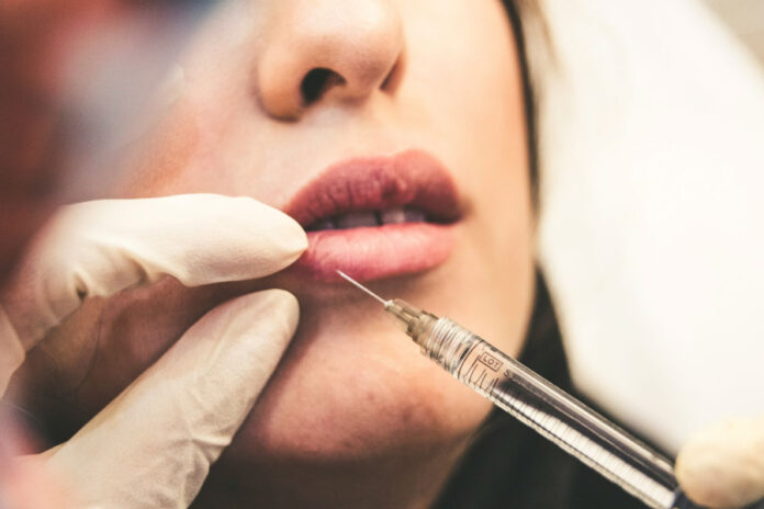 SkinCeuticals: Ο νέος ορός A.G.E. Interrupter Ultra Serum για ανόρθωση και σύσφιξη