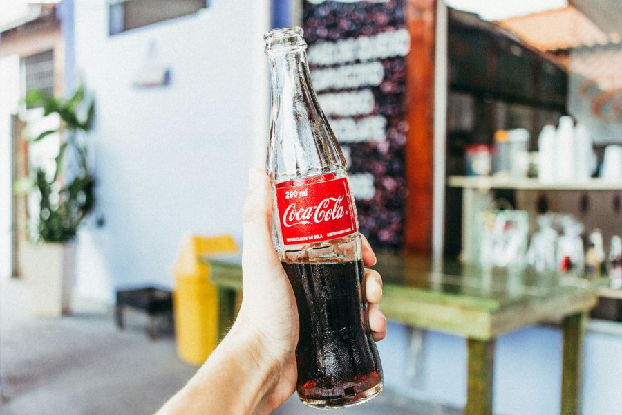 Coca-Cola: Η οξύτητά της φθείρει το σμάλτο των δοντιών – Γιατί συνιστάται να την αποφεύγουμε