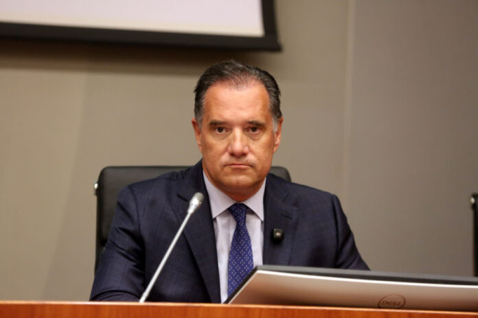 «Αττικό»: Οι εργαζόμενοι επικρίνουν τον Γεωργιάδη για τα βραχιολάκια εφημερίας – «Νέος καθρέπτης για ιθαγενείς το βραχιολάκι εφημερίας»