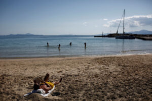 Δονούσα: Τι αναφέρει η 2η ΥΠΕ για τον σοβαρό τραυματισμό λουόμενης από κοντάρι ομπρέλας