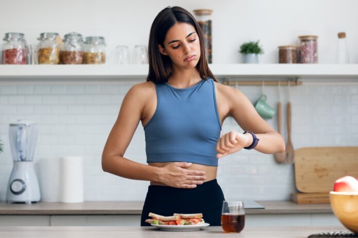 Η διαλειμματική νηστεία έγινε lifestyle επανάσταση: Τι κρύβεται πίσω από τη δημοφιλή τάση