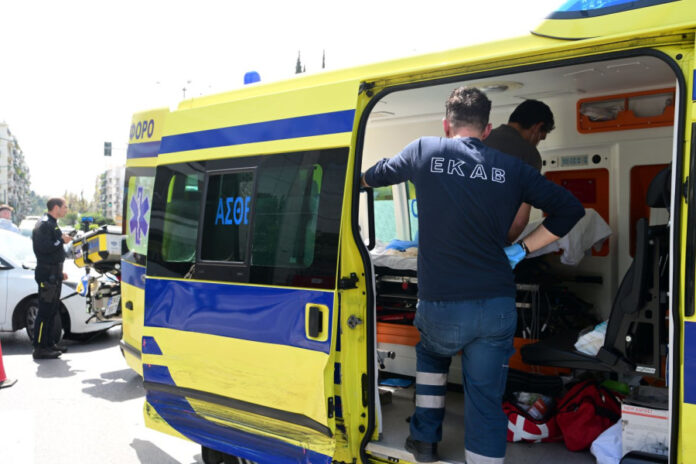 ΕΙΝΑΠ: Αντιδρά στις διακομιδές ασθενών από ιδιώτες – Ζητά άμεση ενίσχυση του ΕΚΑΒ