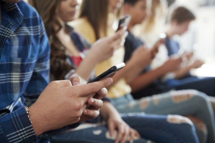 Τα παιδιά αναγνωρίζουν ότι social media και κινητά επιβαρύνουν την ψυχική υγεία τους, σύμφωνα με έρευνα