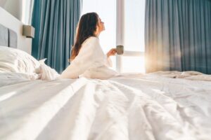 Sunshine guilt: Γιατί η ενοχή για την παραμονή στο σπίτι εντείνεται το καλοκαίρι;
