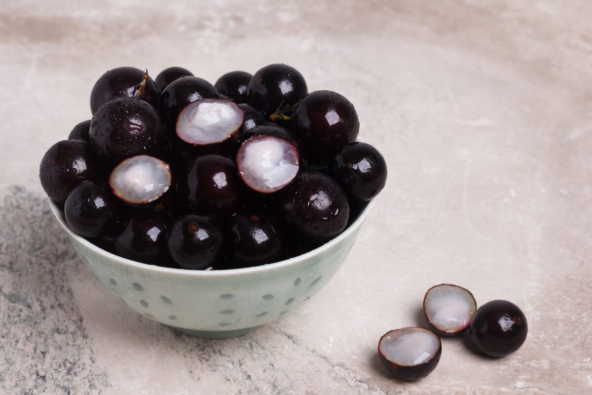 Jabuticaba: Ο βραζιλιάνικος καρπός που μοιάζει με σταφύλι, στηρίζει την καρδιά, ενισχύει το κολλαγόνο και καταπολεμά τις φλεγμονές