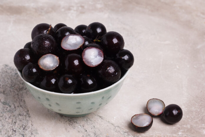 Jabuticaba: Ο βραζιλιάνικος καρπός που μοιάζει με σταφύλι, στηρίζει την καρδιά, ενισχύει το κολλαγόνο και καταπολεμά τις φλεγμονές