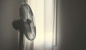 Πόσο δροσίζει ο ανεμιστήρας τους ηλικιωμένους ανάλογα με τη ζέστη και την υγρασία;
