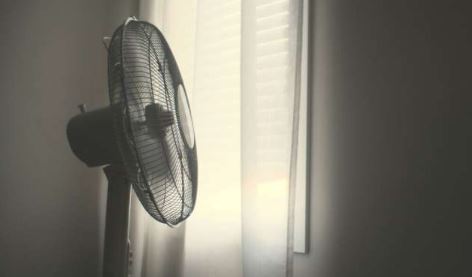 Πόσο δροσίζει ο ανεμιστήρας τους ηλικιωμένους ανάλογα με τη ζέστη και την υγρασία;