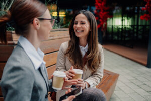 Small talk: Πώς οι απλές συζητήσεις ενισχύουν τη χημεία μεταξύ των ανθρώπων