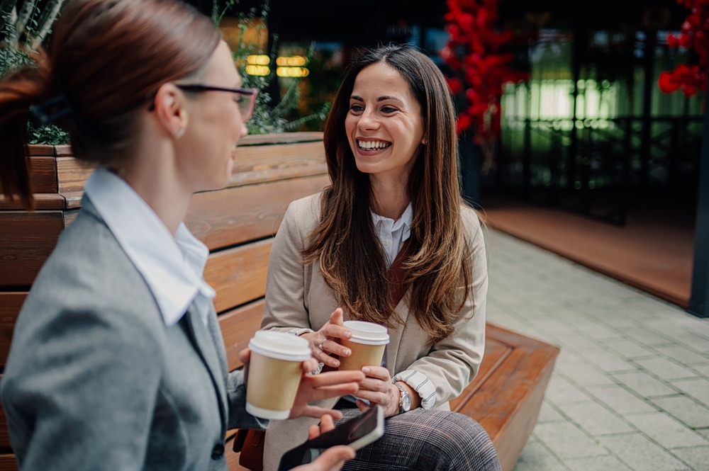 Small talk: Πώς οι απλές συζητήσεις ενισχύουν τη χημεία μεταξύ των ανθρώπων