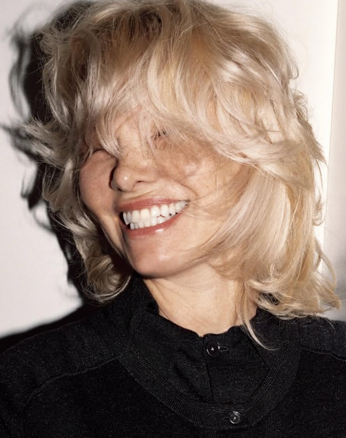 Arctic Blonde: Το ξανθό της Pamela Anderson που καμουφλάρει τα γκρίζα μαλλιά