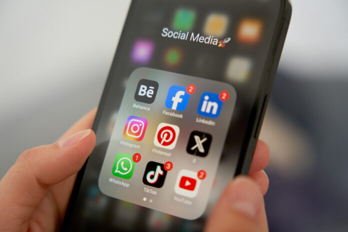 Απαγόρευση social media για ανηλίκους έως 15 ετών: Το νομοσχέδιο στη Βουλή στις αρχές Μαρτίου