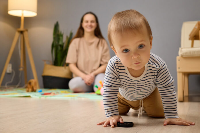 Πότε αρχίζουν τα μωρά να μπουσουλάνε και πότε χρειάζεται ανησυχία για καθυστέρηση