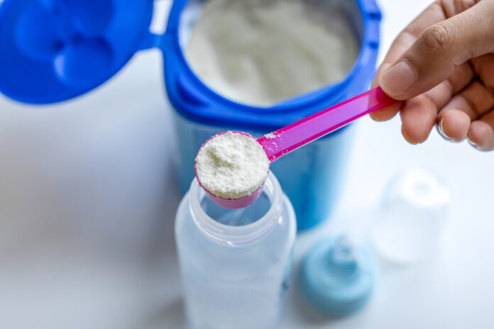 ECDC και EFSA: Μειώθηκε ο κίνδυνος από την cereulide για τα μωρά μετά τις ανακλήσεις γάλακτος