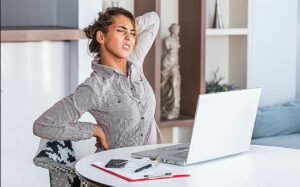 Πώς η κακή στάση σώματος προκαλεί οδυνηρούς πόνους στον αυχένα