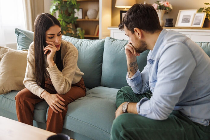 Relationship burnout: Μπορεί η αγάπη να οδηγήσει σε συναισθηματική εξάντληση;