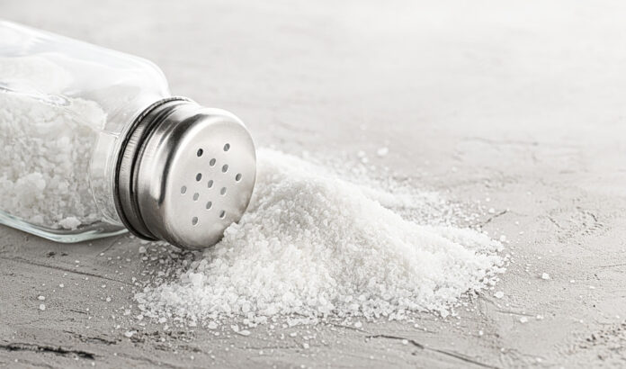 Προσθέτεις συχνά αλάτι στο φαγητό; Τι δείχνει για την ψυχική υγεία