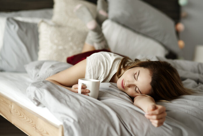 Coffee nap ή nappuccino: Πώς ο καφές πριν από τον μεσημεριανό ύπνο ενεργοποιεί τον εγκέφαλο