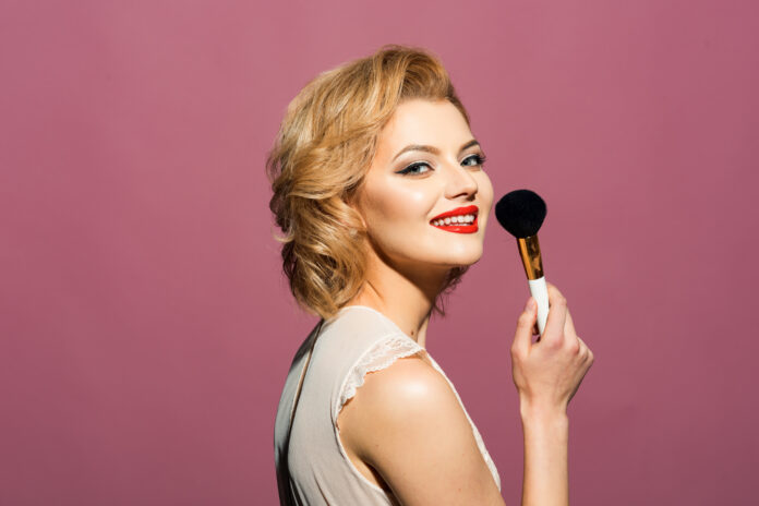 Makeup artists αποκαλύπτουν τα μυστικά των celebrities – Πώς δείχνουν νεότερες