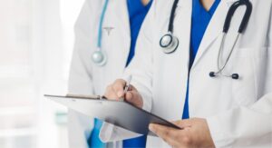 Θεσμικό αδιέξοδο από τη θέσπιση «ανύπαρκτης» ιατρικής εξειδίκευσης και οι κίνδυνοι για τη δημόσια υγεία