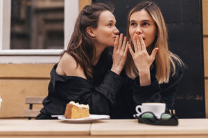 Γιατί κουτσομπολεύουμε; Μια συνήθεια με ρίζες παλαιότερες απ’ όσο πιστεύουμε