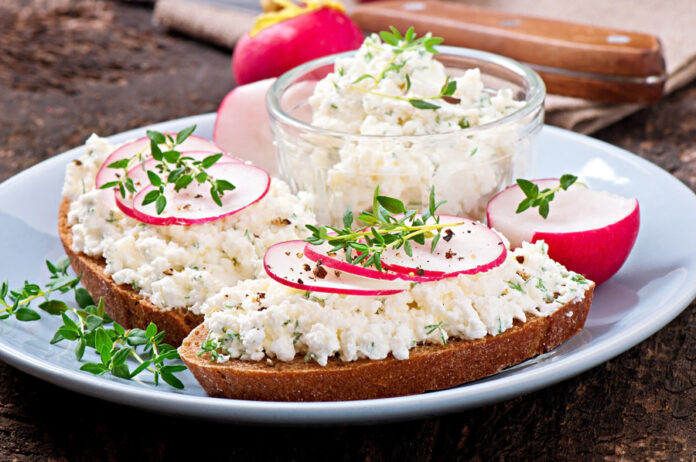 Cottage cheese: Τι δείχνουν τα επιστημονικά δεδομένα για τα οφέλη του viral άπαχου τυριού;