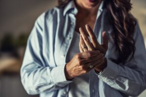 Αρθρώσεις: Γιατί μπορεί να πονάνε περισσότερο όταν κάνει κρύο