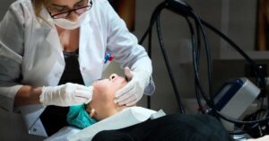 Botox: Πότε αρχίζει να δρα, πόσο διαρκούν τα αποτελέσματα και τι να περιμένετε