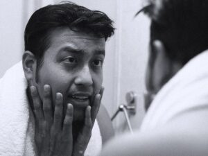 Πρήξιμο στο πρόσωπο το πρωί: Αίτια, αντιμετώπιση και πρόληψη